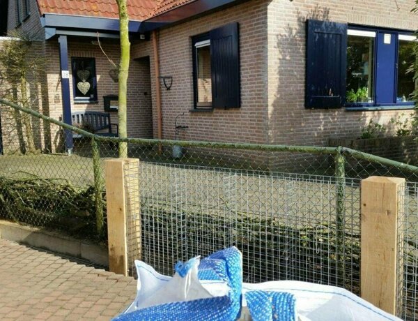 houten-schutting-gecombineerd-met-schanskorf-1485859068.jpg