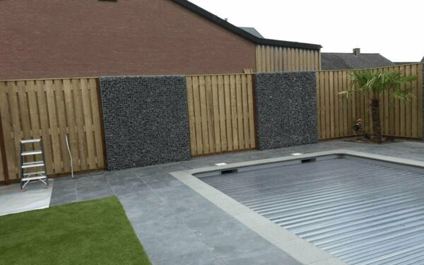 schanskorf schutting met hout