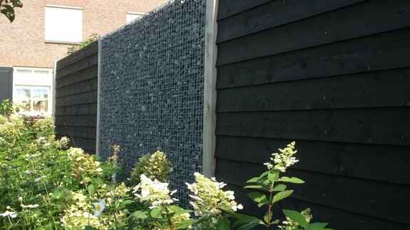 houten-schutting-gecombineerd-met-schanskorf-1485859069.jpg