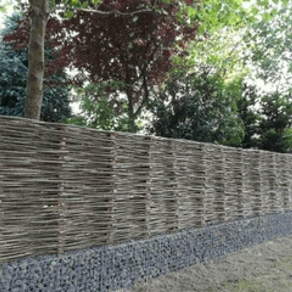 Wilgentenen gecombineerd met stenen