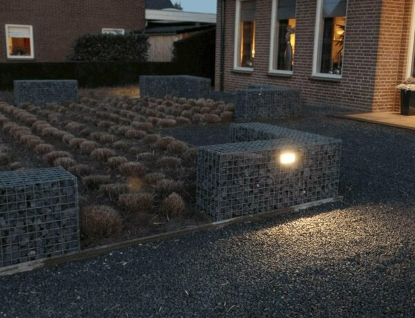 Steenkorf met verlichting