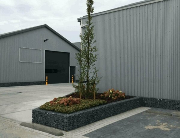 Steenkorven bloembakken