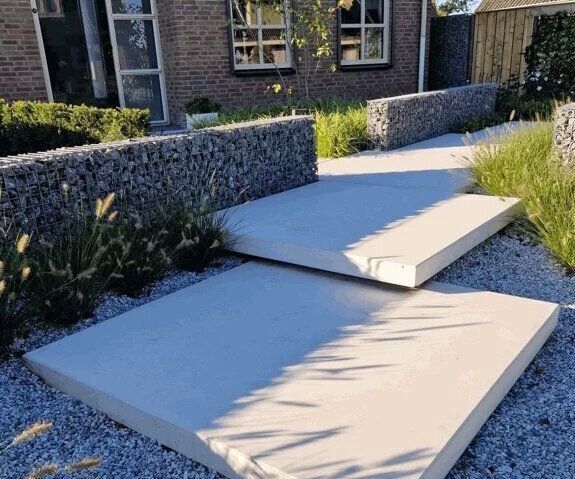 schanskorf in tuin.jpg