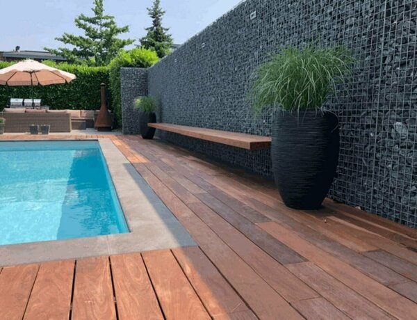 schanskorf schutting bij zwembad