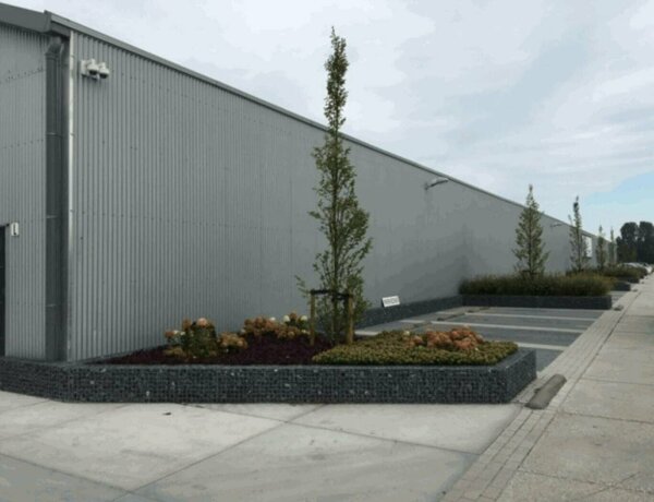 Bloembakken van schanskorven