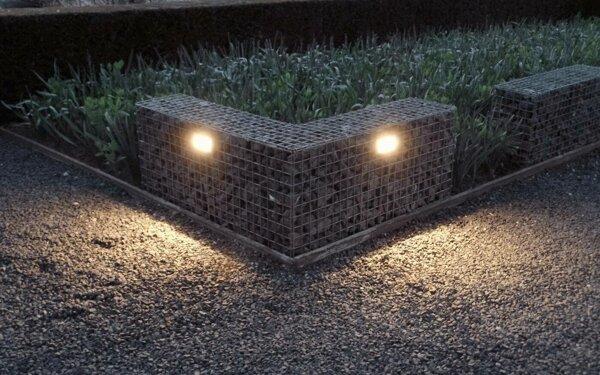 Steenkorf als tuinafscheiding