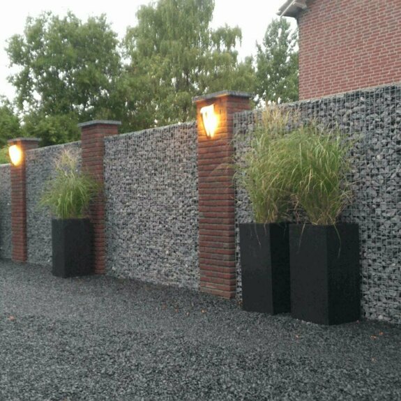 Schanskorven tussen gemetselde kolommen