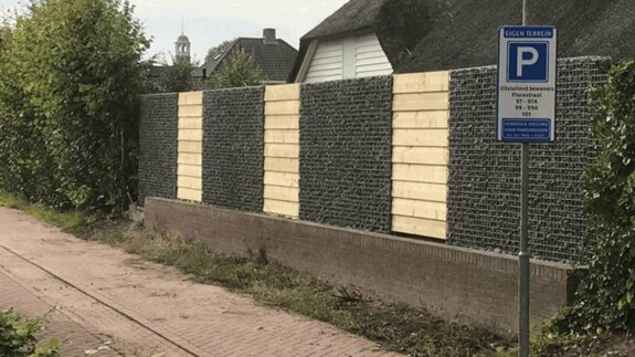 steenkorf met houten schutting