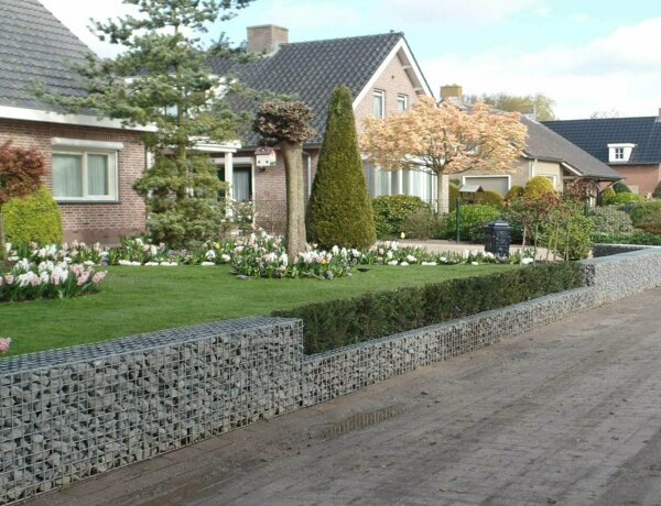 lage stenen afscheiding voortuin van schanskorf