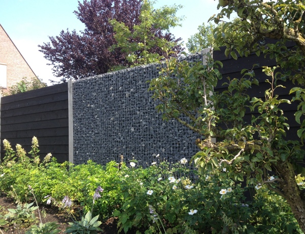 schanskorf schutting met hout