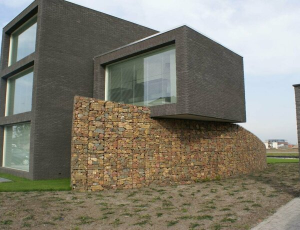 gevelbekleding woonhuis met schanskorven