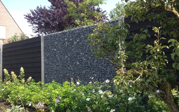 schanskorf schutting met hout