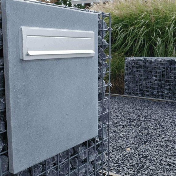 Steenkorf met brievenbus