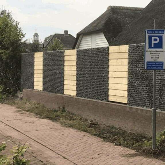 steenkorf met houten schutting