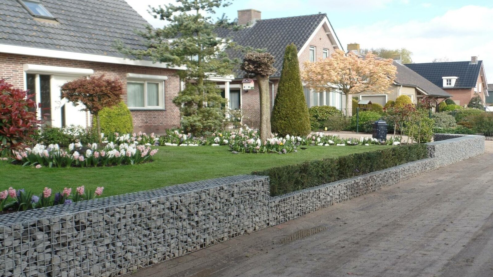 lage stenen afscheiding voortuin van schanskorf