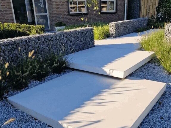 schanskorf in tuin.jpg