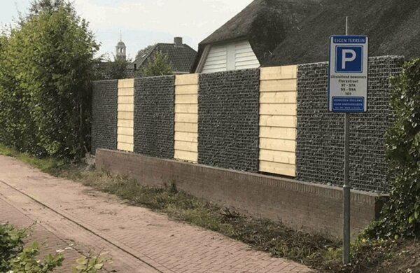 steenkorf met houten schutting