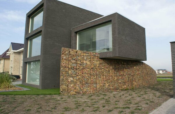 gevelbekleding woonhuis met schanskorven