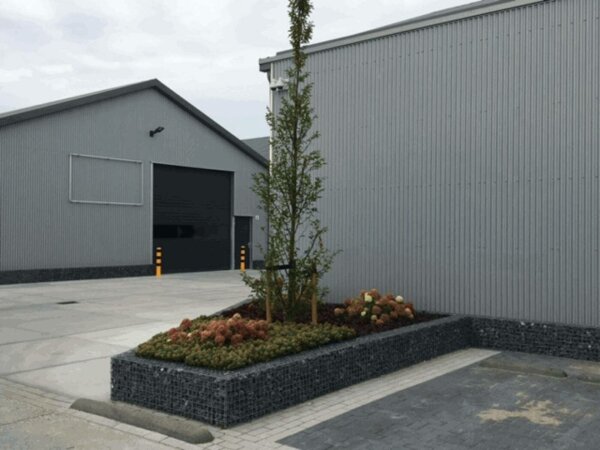 Steenkorven bloembakken