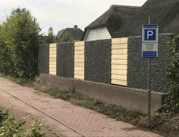 steenkorf met houten schutting