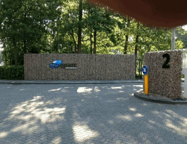 stenen muur met logo